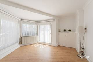 Op een centrale ligging in Blankenberge bevindt zich dit instapklare gelijkvloerse appartement. Dankzij de combinatie van een praktische indeling, aangename lichtinval en de nabijheid van het centrum is dit een interessante woonst voor zowel eigen bewoning als investering.<br /><br />Bij het binnenkomen valt meteen de lichtrijke leefruimte op. De grote raampartijen zorgen voor veel natuurlijk licht en creëren een aangename, uitnodigende sfeer. De indeling van het appartement is overzichtelijk en functioneel, waardoor elke ruimte optimaal benut wordt.<br /><br />Verder beschikt het appartement over één slaapkamer en een badkamer. Als bijkomende troef is er toegang tot een gemeenschappelijke buitenruimte.<br /><br />Het appartement beschikt bovendien over een EPC-label C en een conforme elektrische keuring, wat zorgt voor extra comfort en gemoedsrust.<br /><br />Ook de ligging vormt een belangrijke meerwaarde. Winkels, openbaar vervoer en het centrum van Blankenberge bevinden zich op wandelafstand. Hierdoor woont u centraal en comfortabel, met alles wat u nodig heeft binnen handbereik.<br /><br />Dit appartement vormt dan ook een mooie opportuniteit als vaste woonst, tweede verblijf aan de kust of investering.<br /><br />Bent u geïnteresseerd in dit appartement? Aarzel dan niet en plan meteen uw bezoek in.<br /><br />