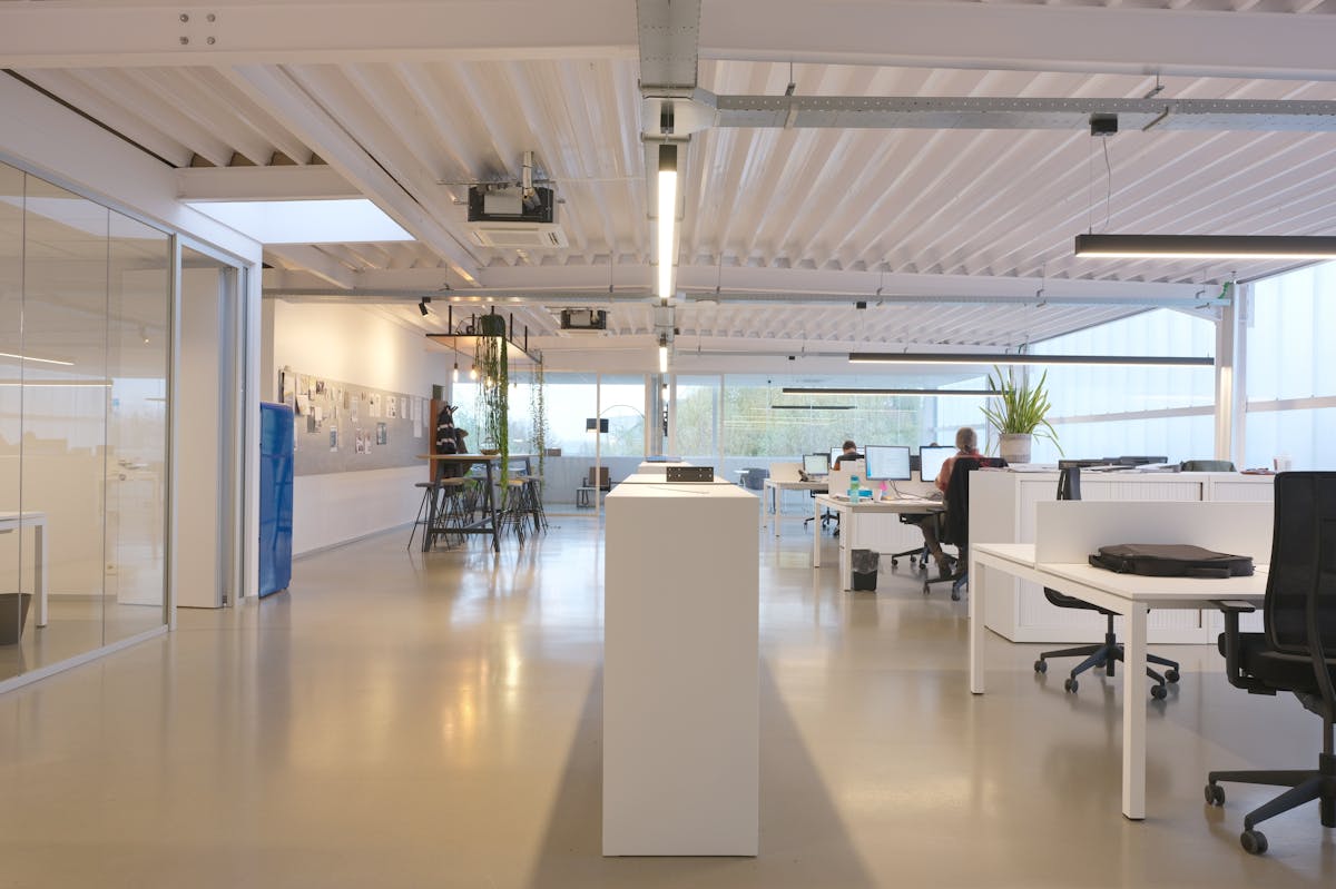 Instapklaar kantoor (ca. 500 m²) te huur te Oostkamp. - foto 3