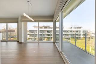 Op het exclusieve domein 't Eyckenbos bevindt zich dit stijlvolle, instapklare en ruime hoekappartement (121 m²). Dankzij de ligging op een afgesloten residentieel domein met toegangspoort geniet u hier van een uitzonderlijk gevoel van rust, privacy en veiligheid.De ligging is zonder meer een troef. Grenzend aan het prachtige Sterrebos woont u in een groene en rustige omgeving, terwijl het centrum van Rumbeke, het stadscentrum van Roeselare, AZ Delta en de belangrijkste invalswegen vlot bereikbaar zijn. Ook de nabijheid van de autosnelweg zorgt voor een uitstekende verbinding. Verkoop via Power-Sale concept met instelprijs.Indeling van het appartement te koop in Rumbeke:inkomhal met gastentoilet | ruime en lichtrijke woonkamer met mooi zicht op het groen | open, volledig uitgeruste keuken | praktische (was)berging | afzonderlijke bureauruimte, ideaal voor thuiswerk of hobbyruimte | masterbedroom voorzien van maatkasten, met toegang tot een tweede terras en aansluitend een ruime badkamer met ligbad, dubbele wastafel en toilet | tweede slaapkamer uitgerust met ingebouwde kasten en een eigen badkamer met inloopdoucheDaarnaast geniet u van vloerverwarming, conforme elektriciteit en een gunstig EPC. Een bovengrondse privatieve staanplaats is inbegrepen. Een ondergrondse garage met berging kan optioneel worden aangekocht. Het gebouw beschikt bovendien over een lift en een ruime gemeenschappelijke fietsenberging.Dit appartement combineert ruimte, licht en wooncomfort met een rustige, groene omgeving en een verzorgd residentieel karakter. Een unieke opportuniteit voor wie waarde hecht aan kwaliteit, privacy en een aangename woonomgeving.Bestuursmaatregelen in het maatregelenregister: nee