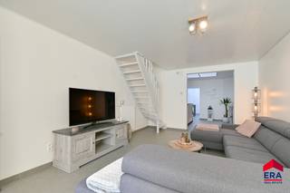 <p>Op zoek naar een woning waar je meteen verliefd op wordt?</p>

<p>Op de Tieltsesteenweg in Eeklo vind je deze recent en zorgvuldig vernieuwde woning met een energiezuinige afwerking. De leefruimte en keuken vormen een open en helder geheel die zijn afgewerkt met hedendaagse materialen.</p>

<p>De woning beschikt over drie volwaardige slaapkamers: twee op de eerste verdieping en een derde ruime kamer onder het dak, die ook als bureau of hobbyruimte kan dienen. Dankzij de recente renovaties geniet je overal van modern wooncomfort.</p>

<p>Buiten is er een onderhoudsvriendelijke stadstuin met tuinhuis — ideaal voor wie rustig wil genieten zonder veel onderhoud.</p>

<p>Met een EPC-label B woon je hier comfortabel en energiezuinig. De ligging biedt een vlotte verbinding naar winkels, scholen en openbaar vervoer.</p>

<p><strong>Troeven</strong></p>

<ul><li>
	<p>Recent en smaakvol vernieuwd</p>
	</li><li>
	<p>Energiezuinig (EPC B)</p>
	</li><li>
	<p>3 slaapkamers</p>
	</li><li>
	<p>Stadstuin met tuinhuis</p>
	</li><li>
	<p>Instapklaar en goed onderhouden</p>
	</li></ul>
<u><em><strong>Era Thuis zorgt voor uw huis! </strong></em></u>