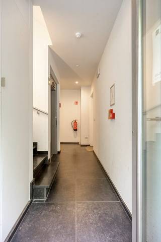Dit gelijkvloers appartement dat werd gebouwd in 2015, is gelegen in een rustige straat nabij centrum Leuven. <br /><br />Via de inkomhal heb je toegang tot alle ruimtes van het appartement alsook het gastentoilet en vestiairekast. De lichtrijke woonkamer en keuken bieden een aangename leefruimte, terwijl de twee volwaardige slaapkamers zorgen voor optimaal comfort. De badkamer is uitgerust met een douche, ligbad en een dubbele lavabo. De keuken is volledig uitgerust, naast de keuken vinden we een praktische berging met aansluiting voor wasmachine en droogkast.<br /><br />Via de 2 slaapkamers bereiken we het terras en de tuin van 35m², waar je in alle rust kunt genieten van de buitenlucht. Ook via de keuken kan men naar buiten, hier is een overdekt terras met een buitenkast. De tuin en het terras zijn de grote troef van dit appartement, samen met de autostaanplaats vlak voor de deur. De autostaanplaats moet verplicht bijgekocht worden voor 25 000 euro. <br /><br />Elektriciteit is conform. EPC B. Verwarming is op aardgas. Asbest vrij!<br />De gemeenschappelijke kosten zijn 131 euro per maand.<br /><br />Voor meer info of een bezoek ter plaatse, contacteer ons gerust!