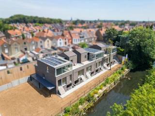 Lot 9 bevindt zich aan het uiteinde van het gebouw en geniet daardoor van een bijzonder open gevoel. De ruime leefruimte, twee slaapkamers en private buitenruimte zorgen voor een aangename woonkwaliteit. De combinatie van grote raampartijen, verfijnde materialen en opvallende architecturale volumes maakt van deze woning een echte blikvanger binnen het project.