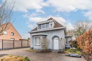 Instapklare woning met 3 slaapkamers op een perceel van 1.102 m² met uitzonderlijke troeven!Rust, natuur én professionele mogelijkheden komen hier op...