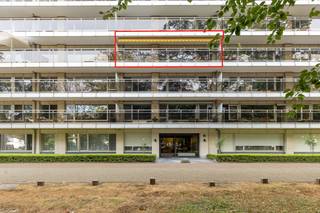 Indeling: <br />- inkomhal met ingemaakte vestiairekast <br />- lichtrijke leefruimte <br />- open keuken met aansluitende berging <br />- slaapkamer <br />- badkamer met lavabo, ligbad en toilet <br />- ruim terras met zonnetent <br />- kelderberging <br /><br />Troeven: <br />- veel lichtinval <br />- groen uitzicht <br />- Mobiscore 9,5/10 <br />- gunstig EPC <br />- conforme elektriciteit <br />- groot terras <br /><br />Ondergrondse autostaanplaats bij aan te kopen voor 18.000 euro. <br /><br />Het appartement wordt momenteel verhuurd. <br /><br />Bent u geïnteresseerd in dit appartement te koop te Berchem? Aarzel dan niet om contact met ons op te nemen. Wenst u uw eigendom ook te koop of te huur te stellen? We helpen u graag verder. Steeds tot uw dienst om u verder te helpen met al uw vragen over vastgoed! <br /><br />Bestuursmaatregelen in het maatregelenregister: nee<br /><br />Deze AI-visualisaties zijn bedoeld als inspiratie. Er werd geen rekening gehouden met technische specificaties, stedenbouwkundige voorschriften of de concrete mogelijkheden tot realisatie.