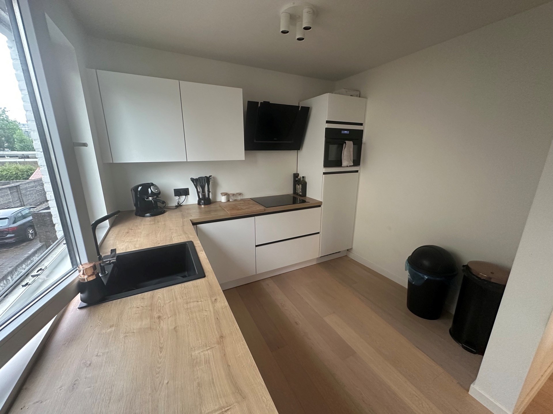 Strategisch gelegen en gerenoveerd tweeslaapkamerappartement met garage - foto 4
