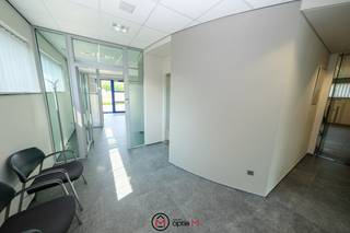 Instapklare moderne kantoor-/handelsruimte met uitstraling met een totale oppervlakte van 221 m2 en ruime privé-parking en combinatie...