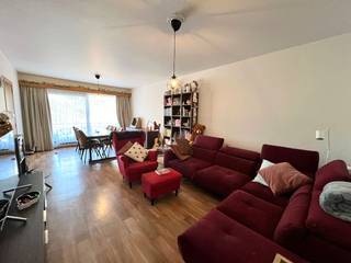 Dit verzorgd appartement is gelegen aan de Hazelarenlaan in de Banneuxwijk te Hasselt. Dankzij de centrale ligging bevinden winkels, scholen, openbaar vervoer en andere dagelijkse voorzieningen zich in de nabije omgeving. Ook het centrum van Hasselt en de belangrijkste invalswegen zijn vlot bereikbaar.Het appartement verkeert in een uitstekende staat van onderhoud en geniet van een aangename natuurlijke lichtinval dankzij de grote raampartijen. De praktische indeling zorgt voor een comfortabel woongevoel en een optimaal gebruik van de beschikbare ruimte.Via de inkomhal bereikt u de verschillende ruimtes van het appartement. De leefruimte is ruim en lichtrijk en vormt het hart van de woning. Aansluitend bevindt zich de geïnstalleerde keuken, voorzien van de nodige toestellen en opbergruimte.Vanuit de leefruimte heeft u toegang tot het terras, waar u in alle rust kunt genieten van een moment buiten. Verder beschikt het appartement over twee volwaardige slaapkamers, die voldoende ruimte bieden voor een slaapkamer, kinderkamer of thuisbureau.De badkamer is uitgerust met een ligbad en wastafel. Daarnaast beschikt het appartement over een praktische kelderberging, ideaal voor het opbergen van voorraad of andere spullen.Verdiep +1 - Inkomhal- toilet- Badkamer met ligbad- Lichtrijke leefruimte- Geïnstalleerde keuken- 2 terrassen - 2 slaapkamersVerdiep -1- KelderbergingTroeven:- Energiezuinig appartement- Veel natuurlijke lichtinval- Praktische indeling- Kelderberging inbegrepen- Gunstige ligging nabij winkels, scholen en openbaar vervoer- Vlotte verbinding naar het centrum van Hasselt en de belangrijkste invalswegenDe snelste manier om een bezoek te brengen aan deze woning? Vraag je bezoek aan via de rode knop op onze website (www.dewaele.com).Telefonisch kunnen er geen afspraken gemaakt worden. Bij andere vragen kun je ons telefonisch contacteren via 011 30 50 50.Tot binnenkort