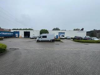 - magazijn 1.900m²<br />- klein kantoor 50m²<br />- geheel kan opgedeeld worden in 2 units<br />1. 950m² + 25m² met 2 sectionaal poorten<br />2. 950m² + 25m² met 1 sectionaal poort en een spuitcabine<br />- nabij de A12