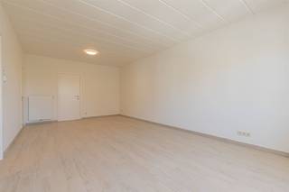 <p>Knus appartement met aangenaam uitzicht nabij centrum Dendermonde.<br /><br />Dit<i><strong> 2 kamer</strong></i> appartement is gelegen op de derde verdieping van deze kleine residentie.<br />Op slechts enkele voetstappen van het centrum Dendermonde waar men kan genieten van het stadsleven met alle voordelen zoals winkels, horeca, markt ,evenementen ,ect.....<br />Als indeling heeft men een inkom/nachthal met bergruimte, een ruim ingerichte woonkamer, aparte keuken met basis toestellen, een knusse badkamer met toilet ,1 ruime slaapkamer en 1 hobby /baby kamer. Het appartement werd recent gerenoveerd, nieuwe badkamer | sanitair | cv-installatie en volledig geschilderd.<br />Deze <i><strong>kleinschalige</strong></i> en <i><strong>nette residentie </strong></i>wordt misschien wel u nieuwe thuis. <br /><br /><i><strong>Extra troeven</strong></i> :  <u>2 kamers</u> | <u>instapklaar</u> | <u>snel beschikbaar</u> |<u> knus ingericht</u> | <u>nabij scholen en openbaar vervoer</u></p><p>Beschikbaar vanaf <i><strong>15/05/2026</strong></i> Huur 795€ + 35€ forfait gebouw.<br />Boek vandaag nog uw persoonlijke afspraak voor een bezoek aan deze buitenkans.<br /><strong>info@rented.be</strong> | <i><u>078 482000 </u></i>| <strong>www.rented.be</strong></p>