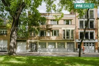 Het Prinses Marie-Joséplein staat bekend om zijn rustige, groene sfeer en het heerlijke parkgevoel vlak voor de deur. Toch woont u hier op een steenworp van het bruisende stadsleven. Winkels, scholen, gezellige horeca en de vernieuwde, verlaagde Leieboorden bevinden zich allemaal op wandelafstand. Bovendien bent u uitstekend bereikbaar: het station van Kortrijk ligt om de hoek en er is een snelle aansluiting op de E17, E403 en N36.<br /><br />Bij het betreden van de woning voelt u meteen de ziel van het pand. Hier ervaart u nog de warmte van de originele tegelvloeren, fontein en trappenhal. Bovendien werd de opvallende Art Deco lijstgevel met haar sierlijke erker en balkon in 2006 al grondig en kwaliteitsvol onderhouden. <br /><br />Van oorsprong werd het pand ontworpen met een kantoorruimte op het gelijkvloers. Dankzij de royale lichtinval en de professionele uitstraling is deze plek bij uitstek geschikt voor wie wonen wil combineren met een vrij beroep, praktijk, kantoor of artistiek atelier. <br /><br />Met maar liefst drie ruime slaapkamers en dressing + mogelijkheid tot vierde slaapkamer in de bureau biedt het huis ruim voldoende plek voor een gezin. Daarnaast beschikt de woning over een gigantische, droge kelder die perfect kan dienen als archief, opslagruimte of sfeervolle wijnkelder. En wie dacht dat parkeren in de stad een uitdaging is, geniet hier van het comfort van een inpandige garage voor de wagen of fietsen. <br /><br />De woning beschikt over zonnige zuidgerichte balkons, waar je kan genieten van een prachtig uitzicht op het plein.<br /><br />Een grote troef voor de toekomstige eigenaar: de woning is opgenomen als geïnventariseerd bouwkundig erfgoed. Dit betekent dat u geniet van volledige vrijstelling van de energetische renovatieverplichting binnen de 5 jaar. U krijgt de tijd en de vrijheid om het pand op uw eigen tempo en met respect voor de historie te renoveren. <br /><br />Klaar om deze unieke erfgoedparel nieuw leven in te blazen?<br /><br />De eigendom wordt aangeboden via de Pre-sale formule. Van 26/09/2026 om 14:00 tot 01/10/2026 om 12:00 kan u het huis op afspraak komen bezichtigen en een bod uitbrengen. De vermelde prijs is een instelprijs. Voor meer info, gelieve contact op te nemen met de dossierverantwoordelijke.<br /><br />Bestuursmaatregelen in het maatregelenregister: nee<br /><br />Deze AI-visualisaties zijn bedoeld als inspiratie. Er werd geen rekening gehouden met technische specificaties, stedenbouwkundige voorschriften of de concrete mogelijkheden tot realisatie.