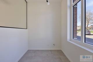 Op een uitstekende locatie te Lier bevinden zich deze 2 charmante rijwoningen met 3 volwaardige slaapkamers en gezellige stadstuin.<br /> <br />Deze volledig gerenoveerde, hedendaagse woningen zijn gelegen in een rustige, kindvriendelijke straat op wandelafstand van centrum Lier wat ervoor zorgt dat winkels, scholen en openbaar vervoer binnen handbereik zijn.<br /><br />We betreden de woningen langs de voordeur waar de inkomhal enerzijds toegang geeft tot de ruime fietsenberging en anderzijds tot de aangename leefruimte met maximale lichtinval. Aansluitend de leefruimte, is er de aanwezigheid van een hedendaagse keuken met alle hedendaagse toestellen en comfort. Achterliggend bevindt zich een apart toilet en berging met wasplaats. De keuken biedt toegang tot de gezellige, volledig afgesloten stadstuin waar het heerlijk vertoeven is.<br /><br />Terug in de leefruimte, geeft de vaste trap een toegang tot het 1 ste verdiep. Hier treffen we één ruime slaapkamer en badkamer uitgerust met inloopdouche, ligbad, dubbele wastafel en toilet. Via de overloop komen we op het 2 de verdiep, deze maakt plaats voor nogmaals 2 ruime slaapkamers.<br /><br />Door het gebruik van duurzame, kwalitatieve materialen alsook conforme isolatienormen, zonnepanelen en vloerverwarming, genieten deze instapklare woningen beiden EPC label A.<br /><br />Kortom, zorgeloos wonen op een toplocatie te Lier!<br />Neem gerust contact op met ons voor meer info of een bezoek ter plaatse.