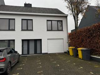 In de Lindendreef te Hoogstraten bevindt zich dit gerenoveerde duplexappartement. Indeling & troeven: Inkomhal met apart toilet, keuken met...