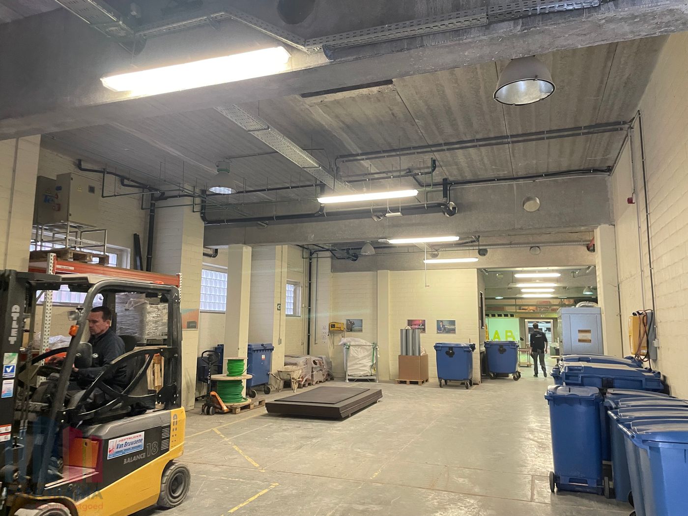 Veelzijdig bedrijfsgebouw met magazijnen, werkplaatsen en goederenlift in Roeselare - foto 4