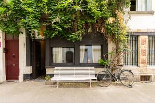 <p><span>In de sfeervolle Korte Ridderstraat, in het hart van het historische stadscentrum, bevindt zich deze charmante woning met een flexibele indeling.</span></p>
<p><span>De inkomhal geeft toegang tot een multifunctionele ruimte, die perfect kan worden ingericht als extra slaapkamer, bureau of hobbyruimte. Daarnaast is er een praktische berging met aansluitingen voor een wasmachine en droogkast.</span></p>
<p><span>Op de eerste verdieping bevindt zich de gezellige woon en eetkamer, waar authentieke elementen zorgen voor een warme en uitnodigende sfeer. De bovenste verdieping beschikt over een comfortabele slaapkamer met aansluitende badkamer.</span></p>
<p><span>Een karaktervolle stadswoning voor wie charmant en centraal wil wonen met alle comfort binnen handbereik.</span></p>