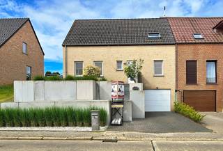 <strong>Instapklare halfopen gezinswoning met 4 slaapkamers, zonnepanelen en zonnige tuin</strong><br /><br />Voor een afspraak bel Tom op het nummer 0468/09 81 97 !<br /><br />Deze uitstekend gelegen, energiezuinige en bijzonder goed onderhouden halfopen gezinswoning bevindt zich op een perceel van 5a 04ca en combineert ruimte, comfort en een praktische indeling. Dankzij de centrale ligging bevinden winkels, scholen, openbaar vervoer en andere dagelijkse voorzieningen zich op korte afstand waardoor deze woning de ideale thuisbasis vormt voor gezinnen die comfortabel en centraal willen wonen.<br /><br /><u>INDELING:</u>
<ul>
<li>Gelijkvloers: inkomhal, bureau, toilet, zitplaats, eetkamer met open keuken</li>
<li>1<sup>ste</sup> verdiep: 4 slaapkamers, badkamer en toilet </li>
<li>Kelder: garage en bergruimte, wasplaats, kelderberging en kruipkelder</li>
<li>Zolder: stockage zolder</li>
<li>Tuin: zeer onderhoudsvriendelijk, terras en praktische tuinberging</li>
</ul>
Achteraan geniet u van een zonnige zuidwest gerichte onderhoudsvriendelijke tuin. De perfecte plek om in alle rust van zonnige dagen te genieten.<br />Deze woning bevindt zich op slechts 3 minuten rijden van de autosnelweg en biedt een vlotte verbinding naar Diest, Hasselt, Leuven en Brussel. Dankzij deze strategische ligging geniet u van een uitstekende bereikbaarheid zonder in te boeten aan rust en leefcomfort.<br /><br /><u>TROEVEN:</u>
<ul>
<li>Energiezuinig : EPC label A</li>
<li>Zonnepanelen</li>
<li>Vlotte bereikbaarheid</li>
<li>4 slaapkamers</li>
<li>Praktische inrichting</li>
<li>Ruime kelder en garage</li>
<li>Zeer goed onderhouden</li>
<li>Onderhoudsvriendelijke tuin</li>
</ul>
De woning is beschikbaar vanaf 30/04/2027.<br />Hiervoor dienen afspraken gemaakt te worden tussen koper en verkoper.<br /><br /><strong>Kom deze prachtige woning zelf ontdekken!</strong><br />Bel Tom 0468/09.81.97 voor meer informatie of een bezoek ter plaatse.<br />Of mail naar info@immobennysimons.be.<br />