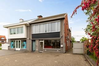 Ruim appartement (167m²) met grote garage (43m²) in een kleinschalig gebouw, centraal gelegen in de dorpskern van Wuustwezel met in de nabijheid...