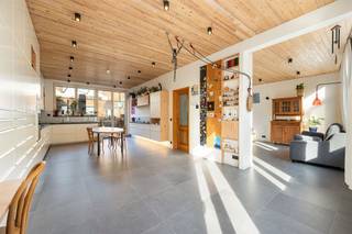 <p><span>Wonen in een van de meest gegeerde buurten van 2018 Antwerpen? In de rustige Sanderusstraat, vlakbij het Oud Justitiepaleis en de Leien, ontdek je deze uitzonderlijk ruime woning met maar liefst ca. 427 m² bewoonbare oppervlakte. Met een inpandige garage, groot atelier, tweede ingang voor commerciële activiteit, zonnepanelen met batterijen én een zalig westgericht dakterras is dit een pand met eindeloos veel mogelijkheden</span></p><p><span> </span></p><p><span>Wonen en werken in stijl</span></p><p><span>Je komt binnen via de inkomhal met stalen deur en bovenlicht. Van hieruit heb je toegang tot het atelier, de polyvalente ruimte en de trap naar boven. De polyvalente ruimte op het gelijkvloers (ca. 55 m²) is vandaag ingericht met keuken en leefgedeelte en baadt in het licht dankzij de vele oostgerichte ramen. De warme parketvloer en de connectie met het koertje maken dit een bijzonder aangename plek. Ideaal als praktijkruimte, studio, kangoeroewoning of aparte werkplek. Aansluitend vind je een eerste badkamer met lavabomeubel, toilet, handdoekradiator en douchecabine.</span></p><p><span>De inpandige garage heeft een indrukwekkende poorthoogte van 3,3 meter en een breedte van 3 meter — perfect voor wagen én fietsen. Via de garage bereik je de ruime, droge kelder én het achterliggende atelier.</span></p><p><span>Het atelier (ca.65 m²) met een plafondhoogte van 3,5 meter en dakramen is een droom voor doe-het-zelvers, zelfstandigen of hobbyisten. Momenteel ingericht als schrijnwerkerij, maar perfect inzetbaar als werkplaats, studio of opslagruimte. Extra troef: atelier is eveneens onderkelderd.  </span></p><p><span> </span></p><p><span>Leven op niveau</span></p><p><span>Op de eerste verdieping ontvouwt zich het hart van de woning: een open keuken met leefruimte van maar liefst ca.59 m². De keuken is hoogwaardig afgewerkt met een massief stenen werkblad, inductievuur, oven, microgolf, vaatwasser, glazen spatwand en overvloedige kastruimte. Alles sluit naadloos aan bij het maatwerk en de warme houtaccenten die doorheen de woning zijn doorgetrokken (renovatie van deze verdieping in 2021).  Aansluitend bevindt zich de zitruimte met kachel — open verbonden, maar toch gezellig afgescheiden. </span></p><p><span>Vanuit deze ruimte, alsook vanuit de berging met ingemaakte kasten heb je toegang tot het indrukwekkende westgerichte dakterras van 70 m². Hier geniet je van middag- en avondzon met zicht op de karaktervolle houten gevelafwerking achteraan. Een unieke buitenruimte in de stad.</span></p><p><span>Op de tussenverdieping bevindt zich nog een wasruimte met ingemaakte kasten en praktische wasinstallatie.</span></p><p><span> </span></p><p><span>Ruimte voor het hele gezin</span></p><p><span>De tweede verdieping telt een gigantische slaapkamer van ca. 38,5 m² (momenteel met kastenwand), perfect als master of opdeelbaar naar wens. Daarnaast vind je een tweede ruime slaapkamer met zicht op het dakterras en een badkamer met ingemaakt ligbad, dubbele lavabo, aparte douchecabine en toilet. Houten afwerkingen en parket zorgen voor een warme uitstraling.</span></p><p><span>Op de derde verdieping bevinden zich nog drie volwaardige slaapkamers, waarvan twee in duplexvorm met ingemaakte bureau’s en kasten — ideaal voor tieners, hobbyruimte of thuiskantoor. De derde badkamer is uitgerust met ligbad met douchescherm, lavabo en toilet.</span></p><p><span> </span></p><p><span>Harmoniewijk: stijlvol, centraal en rustig</span></p><p><span>De Sanderusstraat ligt in de gegeerde Harmoniewijk, vlakbij het Oud Justitiepaleis en de brede Leien. Een rustige éénrichtingsstraat met statige herenhuizen, op wandelafstand van winkels, scholen, horeca en openbaar vervoer. Je zit hier vlakbij de Singel en de Ring, waardoor je vlot in en uit de stad rijdt. Tegelijk woon je hier in alle rust, midden in een karaktervolle buurt.</span></p><p><span> </span></p>