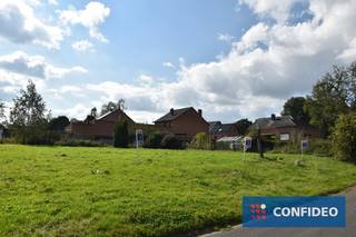 Deze aangename bouwkavel ter realisatie van een halfopen bebouwing, voorzien van de volgende eigenschappen:` nabij natuurgebied Hoefaert` op korte...