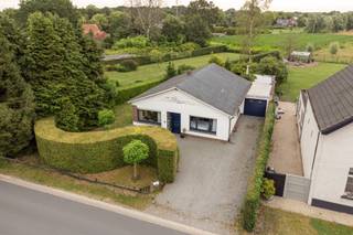 <p><span>Te vernieuwen gelijkvloerse woning nabij het Picardiebos</span></p><p><span> </span></p><p><span>Charmante alles gelijkvloerse woning, in een rustige straat in Schilde, niet ver van het centrum.</span></p><p><span> </span></p><p><span>* Indeling : </span></p><p><span>Gelijkvloers : Inkomhal met gastentoilet, ruime en lichtrijke woon- en eetkamer op vast tapijt in L-vorm met openhaard, eerste slaapkamer op vast tapijt. Ingerichte keuken met gezellig zit-eiland, tweede slaapkamer op vast tapijt, badkamer met bad / toilet / bidet / dubbele wastafel en aansluiting voor wasmachine. Via de keuken heeft u rechtstreeks toegang tot het terras en tuin. Van hieruit bereikt u de ruime garage. </span></p><p><span> </span></p><p><span>* Extra troeven :</span></p><p><span>- zonnige tuin met uitzicht op weiden </span></p><p><span>- garage geschikt voor 2 wagens</span></p><p><span>- ruime oprit</span></p><p><span>- renovatie aan 6%</span></p><p><span> </span></p>