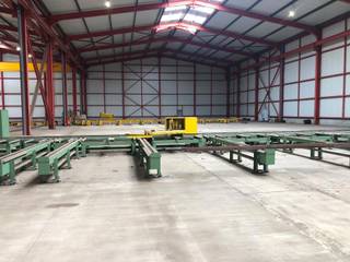 <span>Magazijnruimte van 2.000m² met sectionaal poort te Mechelen-Noord.<br />Mogelijkheid voor extra buitenterrein tot ca. 4.000m²<br /><br />Mogelijkheid om gebruik te maken van een rolbrug.<br />Mogelijkheid om extra kantoren te huren in de bestaande kantoren of te werken met een mobiele kantoorunit in het magazijn.<br /><br />De gebouwen hebben een vrije hoogte van 12m (10m onder de rolbruggen)<br /></span>