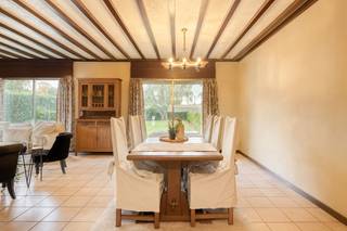 We verwelkomen u graag met een kleine, gezellige attentie. In deze rustige, doodlopende straat vind je deze halfopen woning boordevol...