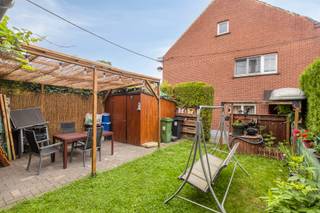 Op een centrale ligging in het hart van Liedekerke bevindt zich deze ruime gezinswoning met 3 slaapkamers en een in te richten zolder.
Bij het betreden van de woning komt u terecht in een aangename, open leefruimte met aansluitend de volledig uitgeruste keuken. Aansluitend bevindt zich een bijzonder ruime aanbouw die tal van mogelijkheden biedt. Deze ruimte is ideaal als hobbyruimte, atelier, wasplaats of extra bergruimte en vormt een absolute meerwaarde voor wie op zoek is naar extra functionele oppervlakte.
Op de eerste verdieping bevinden zich drie volwaardige en ruime slaapkamers, evenals een volledig uitgeruste badkamer. De ruime zolder biedt bovendien de mogelijkheid om, mits de nodige afwerking, bijkomende slaapkamers of een extra hobby- of bureauruimte te creëren.
aan de zijkant beschikt de woning over een gezellige, onderhoudsvriendelijke tuin waar u in alle rust en met veel privacy kunt genieten. Naast de woning bevindt zich een losweg die dient vrijgehouden te worden ten behoeve van de achterliggende buur, zonder afbreuk te doen aan het comfortabele gebruik van de tuin.
Dankzij de centrale ligging bevinden winkels, scholen, openbaar vervoer en andere voorzieningen zich op wandelafstand. Deze woning is dan ook de ideale keuze voor gezinnen of kandidaat-kopers die op zoek zijn naar een ruime woning met tal van mogelijkheden op een uitstekende locatie.
Meer info of een bezoek: Michael@immoaccenta.be