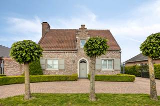 Ben je op zoek naar een vrijstaande woning in een rustige, landelijke omgeving?Dan is deze open bebouwing absoluut een bezoek waard.Je betreedt de...