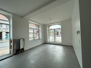 In het centrum van Handzame, pal naast de kerk, bevindt zich dit gloednieuwe woonproject met 6 moderne en energiezuinige appartementen. Dankzij...