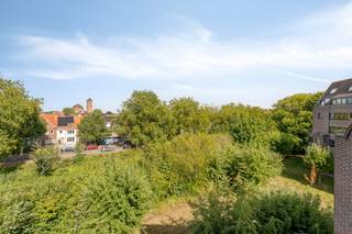 Dit ruime appartement van 109 vierkante meter combineert woongenot met een gunstige ligging aan de Bevrijdingslaan. Vanuit de woning staat u zo in het historische centrum van Brugge of op de Expresweg, terwijl u thuis geniet van een rustige omgeving met een ontspannend zicht op het groen.<br /><br />Indeling:<br />-1°V.:<br />- Afgesloten garagebox n°34 <br />- Privatieve kelderberging n°8<br />- Gemeenschappelijke fietsenberging<br /><br />4°V.:<br />- Inkomhal met gastentoilet <br />- Berging<br />- Lichtrijke leefruimte met grote raampartijen en zicht op het groen<br />- Ruim terras<br />- Keuken met extra opbergmogelijkheden <br />- Twee ruime slaapkamers<br />- Badkamer voorzien van wastafel, ligbad en toilet<br /><br />5°V.: <br />- Nachthal <br />- Slaapkamer<br />- Berging<br /><br />Dit eigendom dat te koop wordt aangeboden in Brugge, valt op door de praktische indeling, overvloedige lichtinval en voldoende bergruimte.<br /><br />Neem gerust contact op voor een bezoek.<br /><br />Bestuursmaatregelen in het maatregelenregister: nee