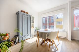 <p>We bieden u dit instapklare appartement aan op de vierde verdieping van een kleinschalig gebouw in de gegeerde Kievitwijk, een centrale en bruisende buurt in Antwerpen, op wandelafstand van het Centraal Station, het Mediaplein en alle voorzieningen.</p>
<p>Het appartement beschikt over een inkomhal met ruimte voor vestiaire, die uitgeeft op de lichtrijke leefruimte met open, volledig geïnstalleerde keuken. De laminaatvloer doorheen het volledige appartement zorgt voor een moderne en onderhoudsvriendelijke afwerking.</p>
<p>Achteraan bevinden zich twee volwaardige slaapkamers. Verder beschikt het appartement over een badkamer, een apart toilet en een praktische berging, wat zorgt voor extra comfort.</p>
<p>Een absolute troef is het winterterras: een veelzijdige ruimte waar u het hele jaar door van kan genieten en die bij mooi weer volledig opengezet kan worden.</p>
<p>Het appartement werd gerenoveerd in 2019 en is instapklaar. Het EPC-label bedraagt momenteel C, maar kan mits beperkte ingrepen verbeterd worden naar een gunstig B-label.</p>
<p>Met een vraagprijs van €265.000, een huurinkomst van €900/maand en lage gemeenschappelijke kosten (€50/maand), vormt dit appartement een interessante opportuniteit voor zowel starters als investeerders.</p>
<p>Interesse? Neem gerust contact op met Xander via xande@reds.be of via 0497 18 10 84</p>