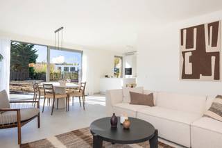 <p><span><strong>HALLE </strong></span>- Gelegen aan de Gaasbeeksesteenweg combineert deze nieuwbouwwoning hedendaagse architectuur, energieprestaties en levenskwaliteit. Ze maakt deel uit van een kleinschalig woonproject met slechts 9 woningen, wat rust en privacy garandeert.</p>
<p>De woning biedt een doordachte indeling met een lichtrijke leefruimte, een open keuken en directe toegang tot de privatieve tuin. De slaapkamers op de verdieping zijn ruim en praktisch ingedeeld, waardoor ze flexibel kunnen worden ingericht voor gezinsleven, thuiswerk of multifunctioneel gebruik.</p>
<p>De woning is uitgerust met de nieuwste energietechnologieën: een geothermische warmtepomp met passieve koeling, vloerverwarming, ventilatiesysteem D en zonnepanelen. Deze installaties zorgen voor uitstekende energieprestaties en een optimaal comfort in elk seizoen.</p>
<p>Dankzij de strategische ligging geniet u van een vlotte verbinding naar het openbaar vervoer, scholen, winkels en de invalswegen naar Brussel, terwijl u woont in een aangename residentiële omgeving.</p>
<p>Verkocht onder het btw-stelsel, is dit een ideale opportuniteit voor wie wil investeren in een duurzame nieuwbouwwoning op een uitstekende locatie.</p>
<p>Oppervlaktes worden louter ter informatie meegedeeld. Contacteer ons voor meer informatie.</p>