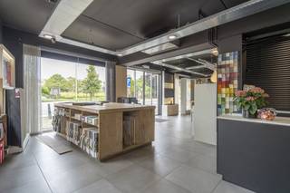 Handelspand van ca. 240 m² te koop in Wevelgem. Door de ligging geniet het pand van voldoende visibiliteit. Specificaties:- handelsgelijkvloers...