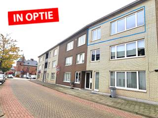 Zeer ruim 101 m² volledig gerenoveerd Appartement met een zeer gunstige EPC B, gelegen in een zeer rustige blok van 6 wooneenheden allemaal bewoont door eigenaars. Gelegen op 2de verdiep, bestaande uit Inkomhal met gasten toilet, woonkamer 32m², keuken, nachthall, berging, badkamer, twee ruime volwaardige slaapkamers, klein terras met berghok, achteraan ruime speelweide voor kinderen. Volledig instap klaar gemaakt geen schilderwerken meer nodig, ideaal als belegging, starters of gezin met kinderen.