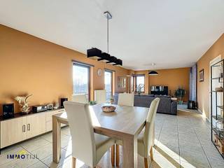 Dit ruim appartement, gelegen op de tweede verdieping van een kleinschalig gebouw, beschikt over een inkomhal met gastentoilet, een...