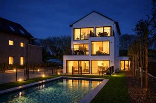 <ul>
	<li>Prachtig en lichtrijk appartement op de <strong>eerste verdieping</strong> van de<strong> exclusieve residentie Arcus.</strong></li>
	<li>Deze <strong>kleinschalige villaresidentie</strong> geniet van een rustige ligging vlakbij de zee en tegenover<strong> de Golf Club</strong>, op fietsafstand van het centrum van De Haan.</li>
	<li><strong>Het zwembad,</strong> onderdeel van de gemeenschappelijke voorzieningen, is exclusief toegankelijk voor de bewoners.</li>
	<li><u><strong>Indeling</strong></u>: inkomhal, lichtrijke leefruimte met open keuken, <strong>groot terras</strong> met open zicht, <strong>twee volwaardige slaapkamers</strong> met ingemaakte kasten, apart toilet, badkamer met inloopdouche, berging en een zolderverdieping.</li>
	<li>Mogelijkheid tot aankoop van een <strong>afgesloten garagebox</strong> in dezelfde residentie.</li>
</ul>