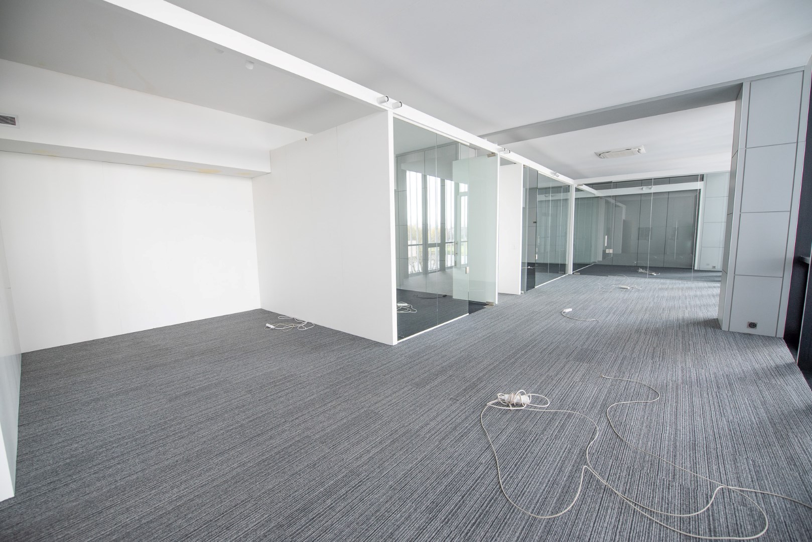 Instapklare kantoorruimte TE HUUR in de Elindus-arena te Waregem! - foto 3