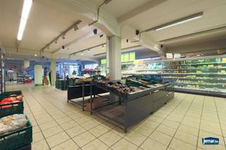 Bent u op zoek naar een unieke kans om een volledig ingerichte supermarkt over te nemen? Dan is deze voormalige Proxy Delhaize gelegen aan...