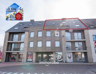 Pal in het centrum bevindt zich dit ruime appartement (144m²) op de 3e en 4e verdieping van deze stijlvolle residentie.<br /><br />Het gebouw beschikt over een nagelnieuw, supergeïsoleerd dak. Het schrijnwerk van dit lichtrijke appartement werd vervangen, door duurzame ALU-profielen met super isolerend dubbel glas. <br /><br />Indeling: Op de benedenverdieping van het appartement bevindt zich een gastentoilet, leefruimte, praktische keuken, berging, wasplaats en een slaapkamer/bureau. Vanuit de leefruimte is er toegang tot het ruime terras (20m²) met west-oriëntatie. <br />Boven zijn er nog 2 ruime slaapkamers en badkamer met toilet.<br /><br />Zeer ruime gemetste garagebox aan de achterzijde van het gebouw, (in de Oude Weg) vraagprijs: 25.000 euro (niet inbegrepen). Er is ook een privatieve berging op het gelijkvloers. <br /><br />Het appartement staat instapklaar en werd perfect onderhouden en is ideaal voor mensen die centraal en ruim willen wonen, nabij school, opvang, winkels, horeca en een bushalte. E17 en station van Waregem bevinden zich op minder dan 10 minuten rijden.<br /><br />Voor een bezoekje, contacteer sylvie@immoroba.be of graag een seintje op 09/388.53.53.