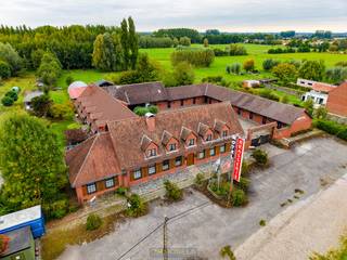 KARAKTERVOL VASTGOED op RUIM PERCEEL van maar liefst 8.090 m² in het IDYLLISCHE HUISE, deelgemeente van Kruisem. Dit pand uit de jaren 1800 kent...