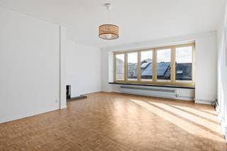 <p>Welkom in de Mozartstraat! Op de bovenste verdieping vinden we dit ruime 2-slaapkamerappartement van maar liefst 97 m². Dankzij de ligging geniet je hier van een bijzonder aangename lichtinval en een open, luchtig gevoel. De basis zit goed, het EPC-label C is mooi meegenomen en met wat opfrissing geef je het geheel helemaal jouw eigen verhaal.</p>
<p>De lichtrijke woonkamer vormt het hart van het appartement en biedt voldoende plaats voor een gezellige zithoek en eetruimte. De aparte keuken sluit aan op een gezellig terras, ideaal voor een ochtendkoffie of een aperitiefje. Verder zijn er twee volwaardige slaapkamers en een praktische indeling met heel wat mogelijkheden.<br /><br />Ook aan opbergruimte geen gebrek. Bij het appartement hoort een kelderberging én een extra grote opslagruimte (14 vierkante meter!!!). Ideaal voor fietsen, koffers, sportmateriaal of gewoon alles waarvoor je in huis liever geen plaats maakt</p>
<p>Het appartement vraagt hier en daar om een frisse toets, maar net daarin schuilt het potentieel. Geen standaard nieuwbouwdoos, wel een woning met karakter die wacht op iemand die er opnieuw schwung in brengt.</p>
<p>En dan de locatie? Die is moeilijk te kloppen. De Mozartstraat combineert het beste van twee werelden: je woont midden in de stad, maar geniet tegelijk van een aangename, levendige buurt. Winkels, horeca en openbaar vervoer bevinden zich vlakbij. En voor een groene pauze hoef je amper de straat uit: het Harmoniepark ligt letterlijk om de hoek. Een koffie bij Nives, een versgebakken zuurdesembrood onder de arm en even neerstrijken in het park? Dat kan zomaar jouw nieuwe weekendritueel worden.<br /><br />Wie graag zorgeloos parkeert, kan bovendien de autostaanplaats in de Harmoniestraat optioneel mee aankopen voor €35.000.<br /><br />Troeven:<br /><br />- EPC label C en AREI is conform<br />- Fantastische locatie<br />- Veel lichtinval<br />- Extra grote opslag<br />- Autostaanplaats<br /><br /></p>
<p>Een appartement met potentieel, licht en lucht, op een locatie die moeilijk beter kan. Klinkt dat als muziek in jouw oren? Dan weet je wat te doen.<br /><br /></p>
<p>Wg, Gvg, Gvv, GvKr, Gmo, Gvv, niet overstromingsgevoelig gebied, Geen Worg</p>