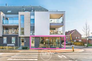 Ben jij klaar om jouw zaak naar een hoger niveau te tillen? Dan is dit handelspand in het hart van Rumst precies wat je zoekt.Dit instapklare pand...