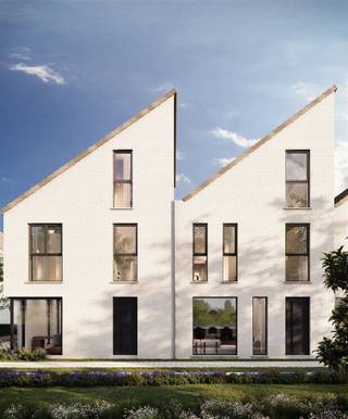 De oude school in de verkenstraat maakt plaats voor moderne nieuwbouwwoningen. Deze gesloten bebouwing is gelegen in Stekene en maakt deel uit van project Verkenstraat. U beschikt over een achterliggend terras met ruime tuin en carport met bergruimte.De indeling van het pand is als volgt: U betreedt de moderne woning via de inkomhal met apart toilet. Verder door is eetkamer met aanpalend het kloppend hart van de woning, de keuken met groot kookeiland. Achteraan aan het brede schuifraam is de living gelegen met de een bureauruimte achter de hoek.Op de eerste verdieping zijn er maar liefst al drie slaapkamers, waarvan één slaapkamer met dressingruimte. Verder is er nog een apart toilet en een badkamer voorzien. Op de tweede verdieping bevindt zich een technische ruimte en heeft u de mogelijkheid tot het creëren van een vierde en vijfde slaapkamer, alsook is er een aparte toiletruimte mogelijk. Deze woning dient nog opgericht te worden, u kan dus nog steeds alle keuzes zelf maken.Nog enkele troeven van deze woning: Vloerverwarming met lucht/water warmtepomp, een laag energiepeil conform de geldende normen. Als we spreken over de prijs is dat exclusief btw, zonder registratie- en notariskosten! De plannen & lastenboek zijn op afspraak en zeer vrijblijvend te bekijken.