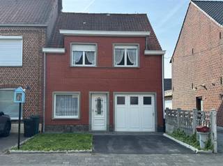 <p><span>Bienvenue dans cette charmante maison familiale bien entretenue, située au calme à Anzegem. Cette propriété bien entretenue combine une atmosphère chaleureuse et accueillante avec une quantité surprenante d'espace et un agencement pratique, idéal pour les familles ou les couples à la recherche d'une maison confortable avec du potentiel.</span></p><p><span>En entrant, vous êtes accueilli dans un espace de vie lumineux avec un coin salon confortable, une cheminée confortable et une salle à manger attenante. Les finitions en bois chaud et les grandes fenêtres créent une sensation agréable et invitante dans toute la maison. La salle à manger, directement reliée au salon, offre suffisamment d'espace pour passer des moments agréables en famille.</span></p><p><span>La cuisine fonctionnelle dispose de nombreux placards et de tous les équipements nécessaires au confort quotidien. En outre, la maison dispose d'un garage/rangement très spacieux, idéal pour garer une voiture, des vélos, une salle de loisirs ou un espace de stockage supplémentaire.</span></p><p><span>Au premier étage se trouvent trois chambres à coucher, dont deux sont spacieuses et bénéficient d'une grande luminosité. La troisième chambre pourrait parfaitement servir de chambre d'enfant, de bureau ou de salle de loisirs. La salle de bains est pratique et offre tout le confort nécessaire.</span></p><p><span>A l'extérieur, vous profiterez d'un jardin profond et ensoleillé avec beaucoup d'intimité, parfait pour les familles avec enfants, les amateurs de jardinage ou les personnes qui aiment passer du temps à l'extérieur. Grâce au terrain de 301 m², vous disposez de beaucoup d'espace extérieur pour vous détendre.</span></p><p><span>La propriété offre une base solide et a toujours été bien entretenue. Sous réserve de rafraîchissements, cette propriété peut être entièrement adaptée à votre goût et au confort de vie contemporain.</span></p><p><span>Avantages :</span></p><ul><li><span>Surface habitable de 154 m² </span></li><li><span>3 chambres à coucher </span></li><li><span>Grand espace de vie avec poêle</span></li><li><span>Grand garage/rangement </span></li><li><span>Jardin ensoleillé avec beaucoup d'intimité </span></li><li><span>Maison bien entretenue </span></li><li><span>Situation centrale à proximité des magasins, des écoles et des routes principales </span></li></ul><p><span> </span></p><p><span>Une opportunité idéale pour ceux qui recherchent une maison familiale confortable avec de l'espace, du caractère et des possibilités au cœur d'Anzegem.</span></p>