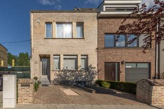 Geen immo<br /><br />Zwaantjeslei 47 - Merksem . Alle renovatiewerken zijn uitgevoerd met bouwvergunning .<br /><br />Ruime woning 275 m² , 3slaapkamers woonoppervlakte 140m² plus ruime kelder 55M² .<br /><br /> 1 badkamer + toilet , Volledige geïnstalleerde keuken , ruime living , veranda , toilet met washok en kelder<br /><br />55m² <br /><br />verzorgde tuin.<br /><br />Asbestattest + elktr attest beschikbaar EPC score c ( unieke code 0003597184 - res - 1<br /><br />Energiewaarde 298 Kwh / m² . Verwarming op gas - 8 zonnepanelen .<br /><br />De woning verkeert in goede staat , dak werd vernieuwd in 2013 en geïsoleerd , volledig ingerichte keuken van 2011<br /><br />nieuwe hoogrendementsketel van 2016 <br />Gelijkvloers living 32m² , keuken en veranda plus wasplaats met toilet. Op eerste verdieping 3slaapkamers <br /><br />16m² 15 m² 11 m² ,vernieuwde badkamer 2011 . <br /><br />