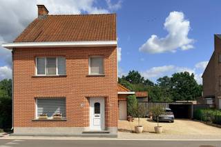 <p><span>Kopen-wonen-verhuizen! Dat kan in deze goed onderhouden open bebouwing met bruto oppervlakte van 195m</span><span><sup>2</sup></span><span> en een prachtige tuin! Een ruim perceel met overdekte lounge, een schitterende plek om te onthaasten!</span></p><p><span>Rust vind u zeker ook binnen in huis. De leefruimte kijkt uit op terras en tuin en de leefkeuken sluit er rechtstreeks op aan. Gezelligheid troef in de leefruimte dankzij de recente gashaard, ideaal bij killer weer!</span></p><p><span>De keuken is een ware leefkeuken!</span></p><p><span>Verder zijn er gelijkvloers nog de badkamer, technische berging en berging-wasplaats.</span></p><p><span>Op de 1ste verdieping zijn er 3 slaapkamers en sanitair. Allemaal aangename, lichte kamers! Op de 2de verdieping is er de grote master-bedroom! Deze airco-gekoelde ruimte laat eventueel ook toe ze in te delen in meerdere kamers.</span></p><p><span> </span></p><p><span>Verder beschikken we hier over een ruime carport en fietsenstalling.</span></p><p><span>De uitgestrekte tuin met meerdere gezellige terrassen is een waar toevluchtsoord, de moes- en kruidentuin laten u toe te oogsten in eigen tuin!</span></p><p><span> </span></p><p><span>Het pand laat via grote ramen volop licht binnen stromen!</span></p><p><span> </span></p><p><span>De ligging biedt een rustige, landelijke atmosfeer met een uitstekende bereikbaarheid. De dorpsschool is vlakbij, winkels op fietsafstand! Kortom, dit is een uitnodigend thuis voor wie zoekt naar ruimte, comfort en een prachtige groene omgeving.</span></p><p><span> </span></p><p><span>Interesse? Contacteer ons via 0479/01.01.01!</span></p><p><span> </span></p><p><span> </span></p><p><span> </span></p><p><span> </span></p>