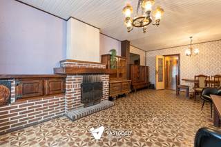 <p><span>Te renoveren karaktervolle woning met 3 slaapkamers uiterst rustig gelegen op een perceel 3a60ca te Beringen-Mijn.</span></p><p><span> </span></p><p><span>Belangrijkste troeven: </span></p><p><span>- Rustige en kindvriendelijke ligging in de buurt van de B-mine, eetgelegenheden, casino, openbaar vervoer</span></p><p><span>- Te renoveren</span></p><p><span>- 3 slaapkamers</span></p><p><span>- EPC-score E (419 kWh) maar mits extra isolatie platte dak meteen EPC-label D</span></p><p><span>- Ruime garage </span></p><p><span>- Gezellige omheinde tuin</span></p><p><span> </span></p><p><span>Bekijk zeker ook de foto's en de grondplannen met de afmetingen. Zo krijgt u van thuis uit al een perfect beeld van wat  deze woning te bieden heeft!</span></p><p><span> </span></p><p><span>Wenst u meer info of een vrijblijvende bezichtiging, contacteer dan ons kantoor op het nummer 011 85 15 15 en wij helpen u graag verder. </span></p>