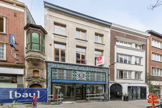 Authentiek huis met handelsgelijkvloers te koop in het historische centrum van Antwerpen aan de Lange Koepoortstraat. De totale bewoonbare oppervlakte is 466 m² waarvan 90 m² kan dienen als handelszaak.In de nabije omgeving bevinden zich de Grote Markt, Meir en Groenplaats. Het Centraal Station en andere belangrijke invalswegen in de buurt garanderen de bereikbaarheid.Indeling: - handelsgelijkvloers - keuken - woonruimte - 5 slaapkamers - 2 badkamers - 2 bureaus - berging - 3 terrassen Bijzonderheden: - mogelijkheid tot aankoop van een autostaanplaats voor 45.000 euro. - doorgang tot de binnenkoer langs de Zilversmidsgang - aparte goederenlift Bent u geïnteresseerd in een appartement of woning te koop in Antwerpen? Aarzel dan niet om ons te contacteren. Had u graag uw eigen eigendom te koop aangeboden contacteer ons dan voor een vrijblijvende schatting, telefonisch op het nummer 03/206.76.76 of per mail naar antwerpen@dewaele.com.Ook voor alle andere vragen omtrent vastgoed kan u steeds bij ons terecht!