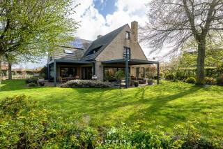 Verscholen in het groen van Assenede schuilt deze karaktervolle villa, waar rust, ruimte en verfijning naadloos samenvloeien. De ligging blinkt uit met open zichten over het glooiende landschap en een zeldzaam gevoel van pure discretie, een troef die dit pand meteen onderscheidt van de rest.<br /><br />Ontworpen met oog voor licht en beleving, vullen grote raampartijen het huis met buitengevoel. De leefruimtes ademen openheid en functionaliteit, perfect voor wie kwaliteit boven kwantiteit stelt.<br /><br />Vijf volwaardige slaapkamers en potentieel voor meerdere badkamers bieden ongekende flexibiliteit: ideaal voor grote gezinnen, een thuispraktijk of vrij leven op eigen ritme.<br /><br />De tuin en wijde zichten versterken het gevoel van vrijheid en privacy. Woon hier in sereniteit, met vlotte toegang tot Eeklo, Zelzate en Gent, zonder de massa van de grote ketens.<br /><br />Deze villa nodigt uit om te personaliseren naar hedendaagse wensen: een unieke kans voor wie karaktervol wonen kiest en het zelf verfijnt.<br /><br />Troeven:<br />-Uitzonderlijk gevoel van rust en privacy<br />-Vijf volwaardige slaapkamers<br />-EPC Label C<br />-3de badkamer af te werken<br />-Lichtrijke leefruimtes met sterke connectie naar buiten<br /><br />Kortom: Een verfijnde villa voor wie bewust leeft, kwaliteit, rust en exclusiviteit in hartje Assenede. <br />Contacteer ons voor een discrete bezichtiging.