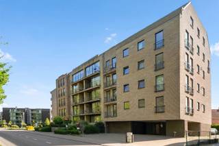 <p><span>Bent u op zoek naar een interessante en zorgeloze investering op een gegeerde locatie nabij Leuven? Dan is dit uitstekend gelegen appartement van ca. 70 m² in Kessel-Lo zeker het ontdekken waard. Het appartement is momenteel reeds verhuurd, waardoor u als investeerder vanaf de aankoop meteen geniet van een bestaand huurinkomen. </span></p><p><span>Het appartement beschikt over een aangename en bijzonder lichtrijke leefruimte, twee volwaardige slaapkamers en een recent vernieuwde keuken, uitgerust met hoogwaardige toestellen. Dankzij de dubbele beglazing en de centrale verwarming op aardgas biedt het appartement bovendien een aangenaam wooncomfort en een degelijk EPC-label C.</span></p><p><span>Ook de ligging vormt een sterke troef. Het appartement bevindt zich op korte afstand van het station van Leuven en geniet van een vlotte verbinding met de E314. Daarnaast liggen het Provinciedomein Kessel-Lo, winkels, supermarkten en diverse dagelijkse voorzieningen in de onmiddellijke omgeving en is het bruisende stadscentrum van Leuven snel en gemakkelijk bereikbaar.</span></p><p><span>Het appartement wordt momenteel verhuurd aan € 1.130 per maand en wordt te koop aangeboden voor 300.000 euro. Een belangrijke troef is de privatieve garagebox, die bij aangekocht wordt voor 30.000 euro en dewelke niet alleen een veilige en afgesloten parkeerplaats biedt, maar eveneens als extra bergruimte kan worden gebruikt. </span></p><p><span>Dankzij de combinatie van een uitstekende ligging, een praktische indeling, twee slaapkamers, een privatieve garagebox en een reeds aanwezige huurder vormt dit een aantrekkelijke investeringsopportuniteit voor wie op zoek is naar een verhuurd appartement met een interessant huurrendement. Tevens is dit appartement idealiter geschikt wie op zoek is een eigen stek aan te kopen. </span></p><p><span>Neem gerust contact met ons op voor meer informatie of een bezoek ter plaatse.</span></p><p><span> </span></p>