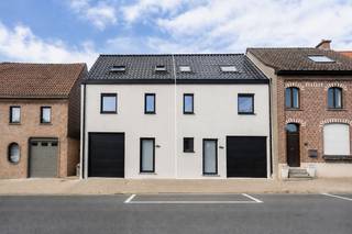 <p>Op zoek naar een moderne, energiezuinige gezinswoning waar ruimte, comfort en een rustige ligging samenkomen? Deze kwalitatief afgewerkte nieuwbouwwoning in Aaigem biedt het allemaal.<br /><br />Het project omvat twee spiegelbeeldige woningen, waarbij woning 46B reeds verkocht is. De woning wordt momenteel verder afgewerkt en zal binnen ongeveer twee maanden volledig worden afgewerkt volgens hetzelfde kwaliteitsniveau als de reeds verkochte woning.<br /><br />Dankzij het gunstige E-peil van 58 geniet u van een energiezuinige en duurzame woning, terwijl de praktische indeling zorgt voor voldoende ruimte voor het hele gezin.<br /><br />INDELING<br />Gelijkvloers:<br />U wordt verwelkomd in een inkomhal met gastentoilet. Vervolgens bereikt u de lichtrijke leefruimte met aansluitend de keukenruimte. De keuken werd nog niet geplaatst, waardoor u deze volledig naar eigen smaak en wensen kunt inrichten. Alle nodige aansluitingen en voorzieningen zijn reeds aanwezig. Verder beschikt het gelijkvloers over een praktische berging, een inpandige garage en een aangenaam terras met aansluitende tuin. Achteraan geniet u van een prachtig en rustgevend zicht op de omliggende velden.<br /><br />Eerste verdieping:<br />Hier bevinden zich twee volwaardige slaapkamers en een badkamer.<br /><br />Tweede verdieping:<br />De tweede verdieping biedt nog twee extra kamers. Deze kunnen flexibel worden ingericht als slaapkamers, bureau, hobbyruimte, dressing of speelkamer.<br /><br />Met vier volwaardige kamers, een inpandige garage, een tuin en een energiezuinig karakter is deze woning bijzonder geschikt voor gezinnen die op zoek zijn naar een comfortabele en toekomstgerichte thuis.<br /><br />TROEVEN<br />- Rustige ligging met zicht op de velden<br />- Gunstig E-peil 58<br />- 4 slaapkamers/kamers<br />- Inpandige garage<br />- Terras en tuin<br />- Keuken volledig naar eigen smaak te installeren<br />- Uitstekende bereikbaarheid<br />- Moderne en praktische indeling<br /><br />BELANGRIJK:<br />De woning wordt binnen ongeveer twee maanden volledig afgewerkt volgens het afwerkingsniveau van de reeds verkochte woning 46B.<br /><br />De verkoop valt onder het btw-stelsel van 21%.<br /><br />Interesse? Ontdek zelf de mogelijkheden!<br />Contacteer Laura via 0468 15 14 41 of laura.r@cornelis-goeman.be voor meer informatie of om een bezoek in te plannen.</p>